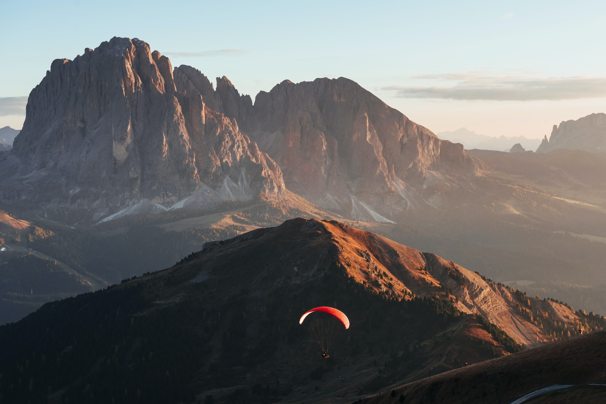 extremal-paragliding-over-the-seceda-mountains-in-the-italy